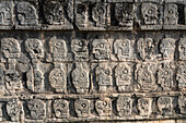 Auf der Schädelplattform oder dem Tzompantli wurden die Schädel gefallener Feinde und Opfer in den Ruinen der großen Maya-Stadt Chichen Itza, Yucatan, Mexiko, ausgestellt. Die prähispanische Stadt Chichen-Itza gehört zum UNESCO-Weltkulturerbe.