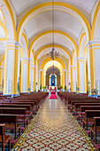 Das Innere der Kathedrale von Granada in Granada, Nicaragua. Die ursprüngliche Kirche wurde 1583 erbaut und 1915 wiederaufgebaut.