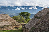 Gebäude D (links) und VG auf der Nordplattform der präkolumbianischen zapotekischen Ruinen von Monte Alban in Oaxaca, Mexiko. Eine UNESCO-Welterbestätte.