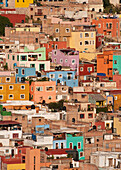 Häuser an einem Berghang in Guanajuato, Mexiko.