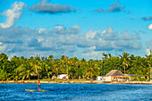 Paddelsurfen am Strand von Rangiroa, Tuamotu-Inseln, Französisch-Polynesien, Südpazifik.