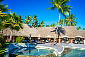 Pool des Luxushotels Kia Ora Resort & Spa auf Rangiroa, Tuamotu-Inseln, Französisch-Polynesien.