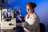 Wissenschaftler bei der Durchführung eines Experiments in einem Labor