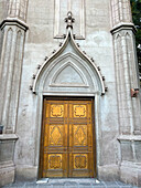 Ein Seiteneingang zur Kirche San Vicente Ferrer in Godoy Cruz, Mendoza, Argentinien.