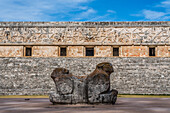 Der Thron des Jaguars vor dem Palast des Gouverneurs in den Ruinen der Maya-Stadt Uxmal in Yucatan, Mexiko. Die prähispanische Stadt Uxmal gehört zum UNESCO-Weltkulturerbe.