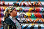 NEW YORK, Graffiti im Schatten einer Einrichtung von Harlem gemalt. In New York in schwarzen und Vorstädten wie der Bronx, Brooklyn und Harlem, die Geburt des Graffiti aufgetreten.