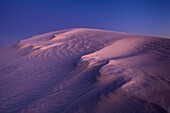 Sanddüne in der Abenddämmerung; White Sands National Park, New Mexico, USA.