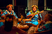 Eine Unterhaltungsgruppe singt auf dem Kreuzfahrtschiff Paul Gauguin. Frankreich, Französisch-Polynesien, Polynesien, Südpazifik.