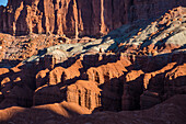 Die farbenfrohen erodierten Formationen der Mumienklippe am Panorama Point im Capitol Reef National Park in Utah.