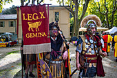 Wie eine römische Legion gekleidete Menschen in Pont du Gard, Region Languedoc-Roussillon, Frankreich, Unesco-Weltkulturerbe. Das römische Aquädukt überquert den Fluss Gardon in der Nähe von Vers-Pon-du-Gard im Languedoc-Roussillon mit 2000 Jahre alten
