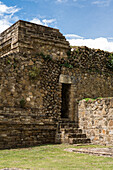 Detail von Steinmetzarbeiten und einer Tür im Gebäude IU in den präkolumbianischen zapotekischen Ruinen von Monte Alban in Oaxaca, Mexiko. Auf dieser Plattform war ursprünglich ein Tempel errichtet worden. Eine UNESCO-Welterbestätte.