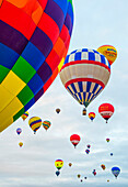 Luftballons fliegen über Albuquerque, New Mexico, während der Albuquerque Balloon Fiesta. Es ist die größte Ballonveranstaltung der Welt.