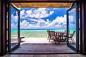 Balkon einer Luxusvilla am Strand mit Blick auf den Pazifischen Ozean, Muri, Rarotonga, Cookinseln