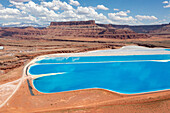 Verdunstungsteiche in einer Kali-Mine, in der Kali im Lösungsbergbau in der Nähe von Moab, Utah, gewonnen wird. Um die Verdunstung zu beschleunigen, wird blauer Farbstoff hinzugefügt.