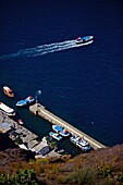 Blick auf den Hafen und die Boote von oben, Fira, Santorin, Griechische Inseln, Griechenland