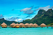 Luxusresort Le Bora Bora by Pearl Resorts auf der Insel Motu Tevairoa, einem kleinen Eiland in der Lagune von Bora Bora, Gesellschaftsinseln, Französisch-Polynesien, Südpazifik.