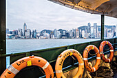 Star Ferry, mit der Insel Hongkong im Hintergrund, Hongkong, China