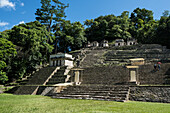 Die Ruinen der Maya-Stadt Bonampak in Chiapas, Mexiko. Tempel II befindet sich links, die Tempel III bis VII auf der Spitze der Pyramide.