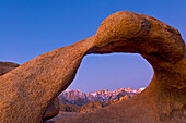Mount Whitney durch den Mobius Arch, Alabama Hills, östliche Sierra Nevada Mountains, Kalifornien.