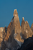 Cerro Torre mit seiner permanenten Schnee- und Eiskappe. Rechts daneben liegen Cerro Egger und Punta Herron. Nationalpark Los Glaciares bei El Chalten, Argentinien. Ein UNESCO-Weltnaturerbe in der Region Patagonien in Südamerika.