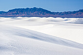 Sanddünen und San Andres Mountains, White Sands National Park, New Mexico.