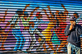 NEW YORK, Graffiti gemalt im Schatten einer Einrichtung von Harlem. In New York, in schwarzen Vororten wie der Bronx, Brooklyn und Harlem, ist die Geburtsstunde der Graffiti.