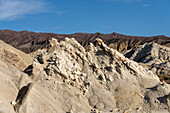 Farbenfrohe geologische Formationen auf dem Berg der sieben Farben bei Calingasta, Provinz San Juan, Argentinien.