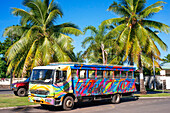 Bunter Linienbus in Papeete, Tahiti, Französisch-Polynesien