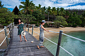 Asiatischer Tourist im Likuliku Lagoon Resort, Overwater Bures im Five Star Resort, Malolo Island, Mamanucas, Fidschi