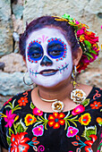 Teilnehmer an einem Karneval zum Tag der Toten in Oaxaca, Mexiko