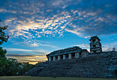Der Palast bei Sonnenaufgang in den Ruinen der Maya-Stadt Palenque, Palenque National Park, Chiapas, Mexiko. Eine UNESCO-Welterbestätte.