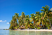Tropisches Paradies am Meer, Landschaft der Insel Taha'a, Französisch-Polynesien. Motu Mahana Palmen am Strand, Taha'a, Gesellschaftsinseln, Französisch-Polynesien, Südpazifik.