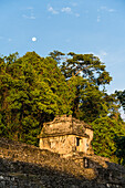 Der Tempel des Schädels oder Tempel XII in den Ruinen der Maya-Stadt Palenque, Nationalpark Palenque, Chiapas, Mexiko. Ein UNESCO-Weltkulturerbe.