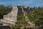 Eine zeremonielle Pyramide in den Ruinen der postklassischen Maya-Stadt Mayapan, Yucatan, Mexiko.