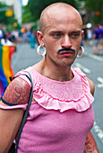 Teilnehmer an der Gay Pride Parade in New York City. Die Parade findet zwei Tage nach der Entscheidung des Obersten Gerichtshofs der USA statt, die Homo-Ehe in den USA zuzulassen.