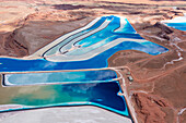 Verdunstungsteiche in einer Kali-Mine, in der Kali im Lösungsbergbau in der Nähe von Moab, Utah, gewonnen wird. Blauer Farbstoff wird hinzugefügt, um die Verdunstung zu beschleunigen.