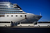 Kreuzfahrtschiff und Busse im Hafen von Dubrovnik, Kroatien