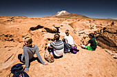 Touristen in der Wüste Chiguana, Teil einer 3-tägigen Tour durch das Altiplano in Bolivien
