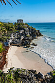 Der Tempel des Windgottes in den Ruinen der Maya-Stadt Tulum an der Küste des Karibischen Meeres. Tulum-Nationalpark, Quintana Roo, Mexiko.