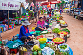 Kambodschanische Frauen verkaufen Gemüse auf einem Markt in Siem Reap, Kambodscha