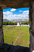 Trogir Fußballplatz, Trogir, Dalmatinische Küste, Kroatien, Europa. Dieses Foto des atemberaubend gelegenen Fußballplatzes von Trogir wurde von der Festung Kamerlengo (Gradina Kamerlengo) auf der Obala Bana Berislavica aufgenommen.