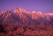 Lone Pine Peak in der Morgendämmerung, mit den Alabama Hills im Vordergrund; Sierra Nevada Mountains, Kalifornien.