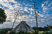 El Castillo oder der Tempel von Kukulkan ist die größte Pyramide in den Ruinen der großen Maya-Stadt Chichen Itza, Yucatan, Mexiko. Die prähispanische Stadt Chichen-Itza gehört zum UNESCO-Weltkulturerbe.