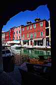 Bunte Gebäude entlang der Kanäle von Murano, Venedig, Italien