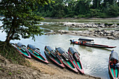 Barkasse am Ufer von Frontera Corozal am Usumacinta-Fluss in Chiapas, Mexiko.