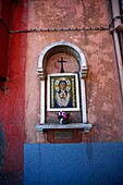 Katholischer Altar in der Wand eines Hauses in Murano, Venedig, Italien