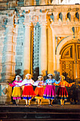Traditioneller Tanz außerhalb des historischen Zentrums der Stadt Quito, Ecuador, Südamerika
