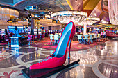 Das Hotel und Kasino Cosmopolitan in Las Vegas. Das Cosmopolitan wurde 2010 eröffnet und verfügt über 2.995 Zimmer und ein 75.000 m² großes Kasino.
