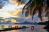 Sonnenuntergang im Le Meridien Hotel auf der Insel Tahiti, Französisch-Polynesien, Tahiti Nui, Gesellschaftsinseln, Französisch-Polynesien, Südpazifik.