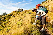 Reiseleiter auf der dreitägigen Wanderung auf den aktiven Vulkan Mount Rinjani, Lombok, Indonesien. Der Mount Rinjani (Gunung Rinjani auf Indonesisch) ist ein aktiver Vulkan auf der Insel Lombok, Indonesien. Mit einer Höhe von 3726 m ist er der zweithöchste Vulkan Indonesiens und bietet einen beeindruckenden Blick über die gesamte Insel Lombok, im Westen über den Vulkan Agung und den Vulkan Batur auf Bali und im Osten bis zur Insel Sumbawa. Die Wanderung zum 3726 m hohen Gipfel des Vulkans RInjani dauert drei Tage und beginnt in der Regel in Sembalun und endet in Senaru.